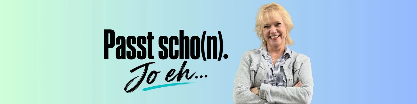 Dr. Marion Lercher, Trainerin und Coach, lächelnd mit verschränkten Armen neben dem Schriftzug „Passt scho(n). Jo eh …“